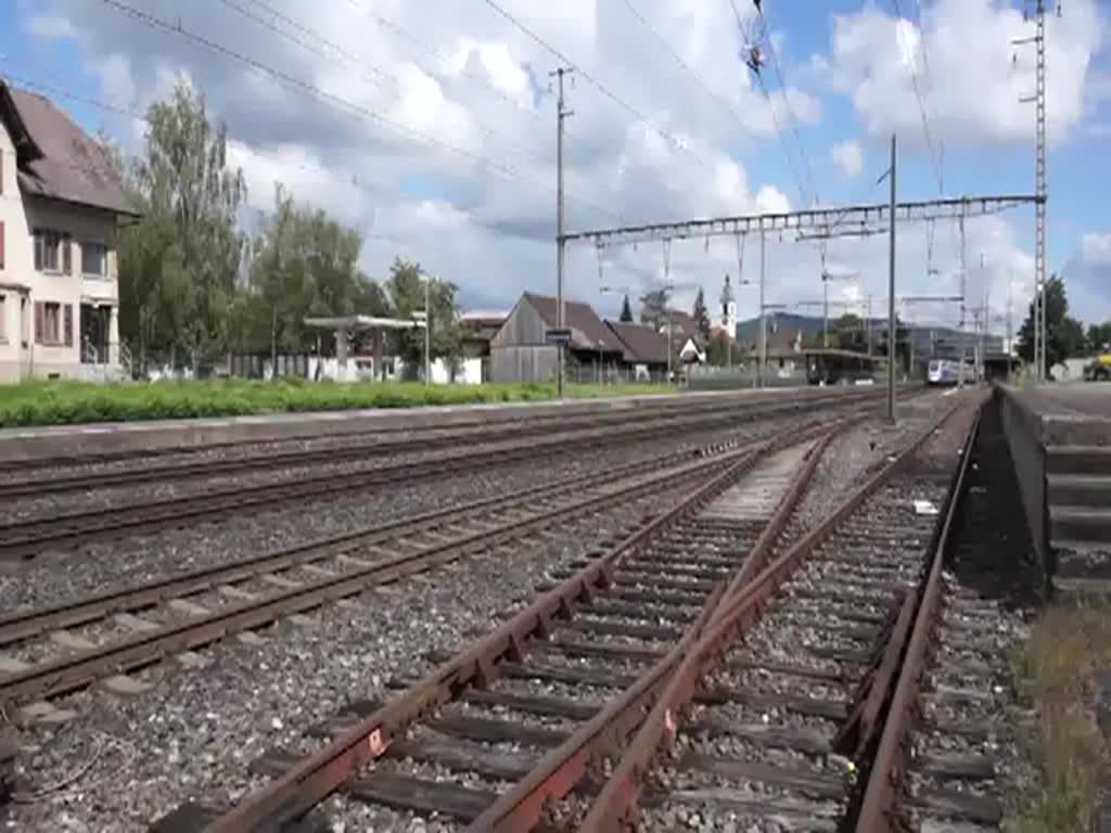 Der neue TGV Duplex 4712 beim Bahnhof Rupperswil. Der freundliche Lokfhrer grt mit einem Signal. Ob er wei, da der Film bei bahnbilder.de zu sehen ist ?
15.9.2012  