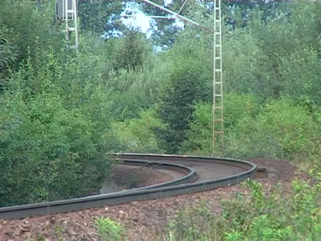 Der neue TGV-POS auf der alten Europabahn Richtung Kehl/Strasbourg. Hier in der Kurve vom Gleisdreieck Appenweier am 30. Juli 2008. Geschwindigkeit hier laut Geschwindigkeitsanzeiger: 100 km/h. Die Kurve ist der Bahn ein Dorn im Auge: Es finden immer wieder Gesprche darber statt den Radius zu vergren um speziell diesen Zug an dieser Stelle schneller fahren lassen zu knnen. Leider sind dort aber noch Wohnhuser im Weg und berhaupt sind die Erneuerungsarbeiten (Schallschutzwnde etc.) in diesem Bereich auch noch nicht sooo lange her. Im Hintergrund: Die A5 Basel/Karlsruhe.(0:43 Minuten)