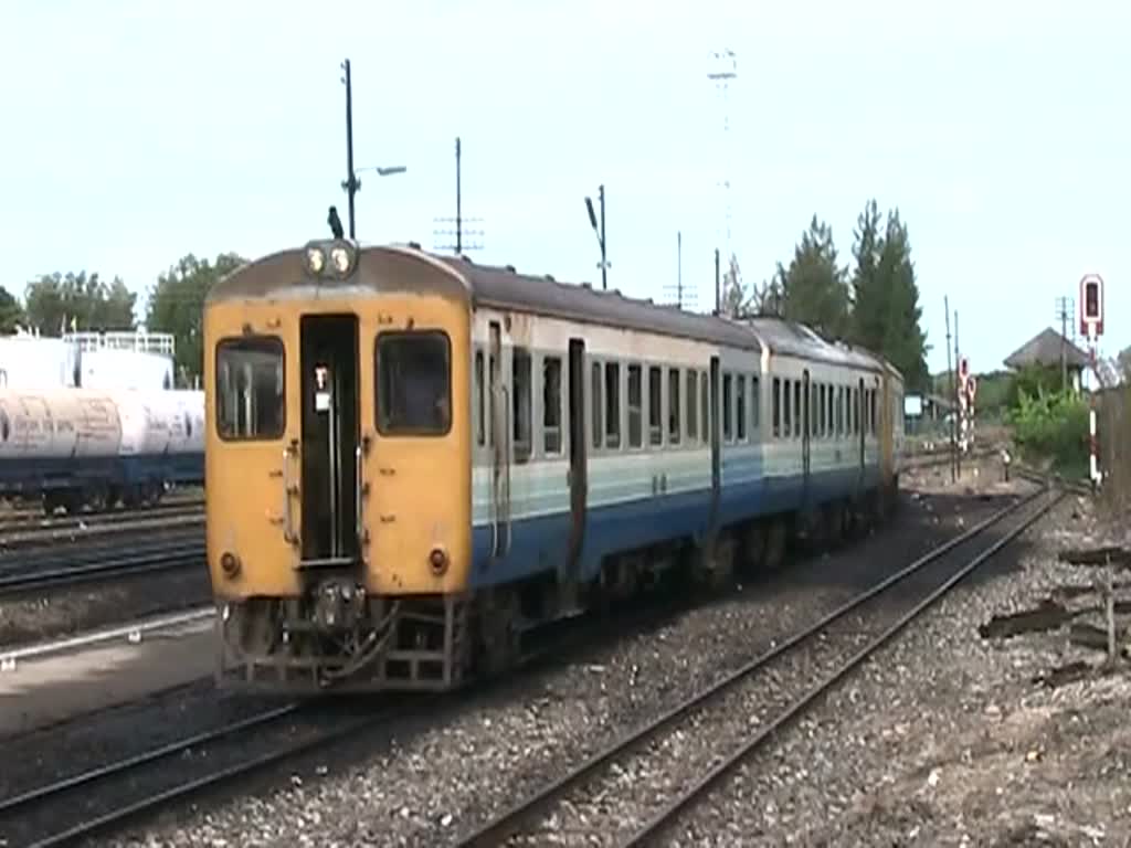 Der ORD 431, mit dem RHN-Steuerwagen 26 an der Spitze, fhrt am 16. Juni 2011 im Bf. Nakhon Ratchasima von der Tankstelle an den Bahnsteig.