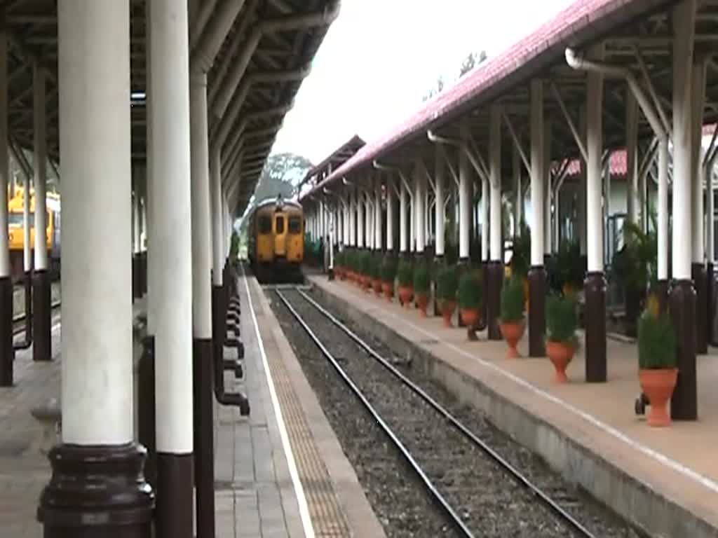 Der ORD 432 nach Kaeng Khoi Jn., mit dem RHN 1017 an der Spitze, fhrt am 16. Juni 2011 vom Bf. Khon Kaen aus.