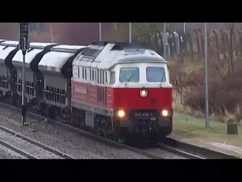 Der von Polen kommende Zug mit Schttgutwagen und der Lok 232 409-3 fhrt bei Nieselregen aus Richtung Grambow kommend durch den Bahnhof Pasewalk Ost. - 01.01.2013