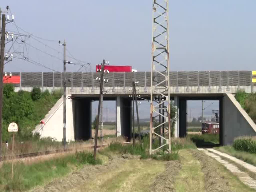 Der R 6809 wurde am 23.8.2010 von der 1099 013 gezogen. Hier der Zug bei Schwadorf.