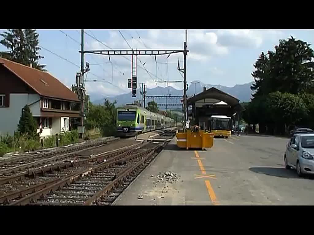 Der RABe 525 004 führt am 26.06.2013 eine Dreifachtraktion NINA´s an. Aufgenommen beim Halt in Thurnen.