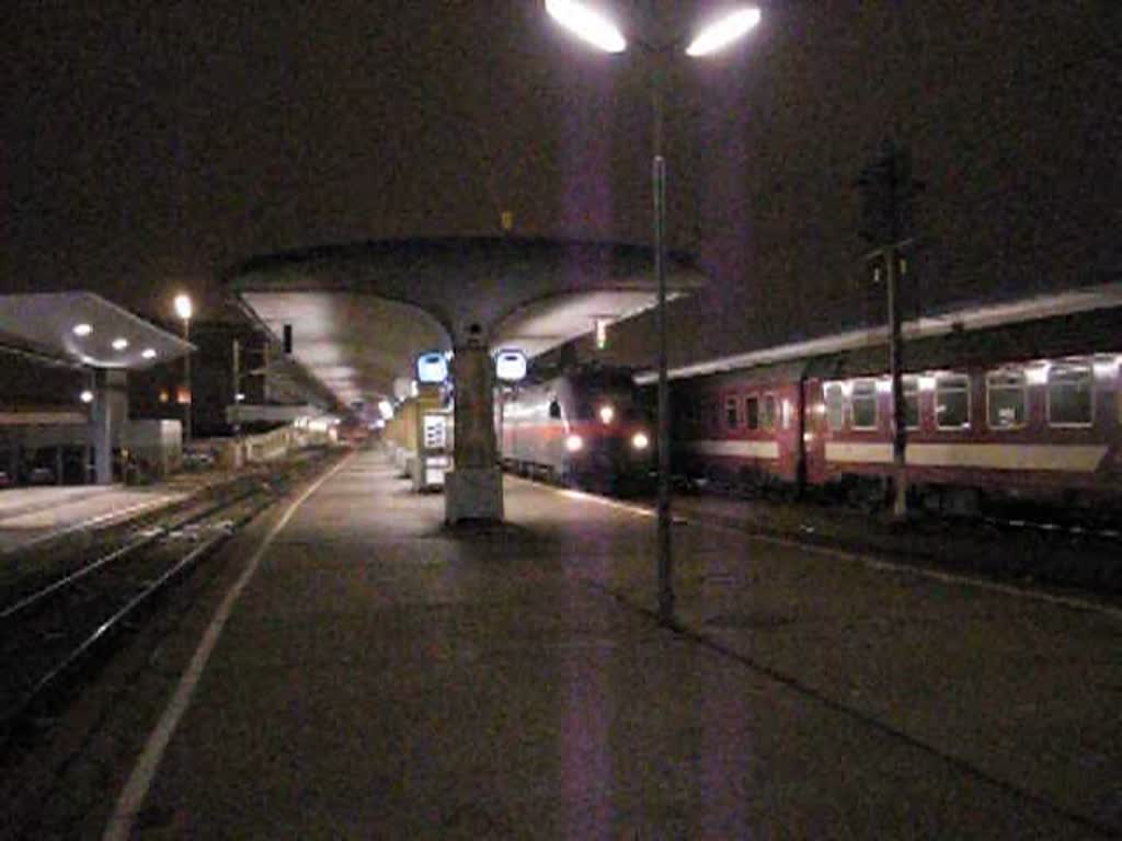Der Railjet-Prototyp 1016 035-6 ( Spirit of Linz ) fuhr am 3.2.2009 mit einem Personenzug vom Wiener Westbahnhof nach Salzburg.
