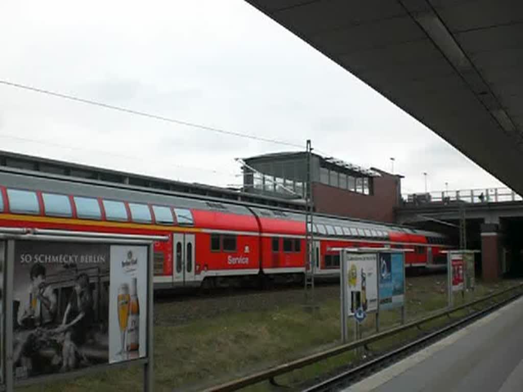 Der Regionalexpress 4 nach Lutherstadt/Wittenberg im Bahnhof Gesundbrunnen.(11.4.2010)