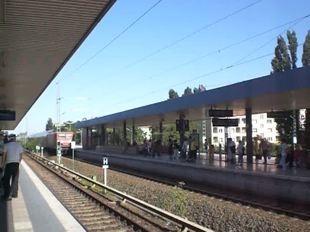 Der Regionalexpress 4 nach Wismar fhrt ein in den Bahnhof Berlin-Jungfernheide.