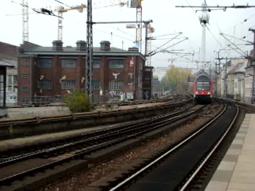 Der RegionalExpress der Linie 1 fhrt gerade den Bahnhof Berlin Friedrichstrae an. Na nu??? RE1??? Aber nicht mit dem STW. Es scheint das Berlin/Brandenburg keine Austausch STW mehr hat. Aufgenommen am 31.10.2007