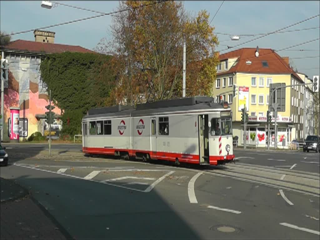 Der Schleifwagen 677 der BOGESTRA am 6. November 2011 auf der Wattenscheider Strae in Bochum.