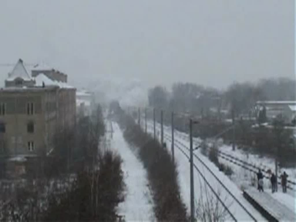 Der Schnee scheint sich mit dem Dampf der BR 01 1533 zu vermengen, als der D-Zug am 18.02.2009 in Dresden-Industriegelnde vorbeirauscht :)
(Schnellzugdampf Dresden-Zittau)