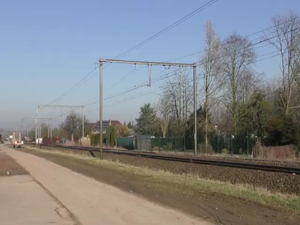 Der Siemens EuroSprinter 1909 der SNCB/NMBS mit modernen M6-Doppelstockwagen erreicht in Kürze den Bhf Tongeren. Die Aufnahme entstand am 14/02/2017 in s'Heren-Elderen.