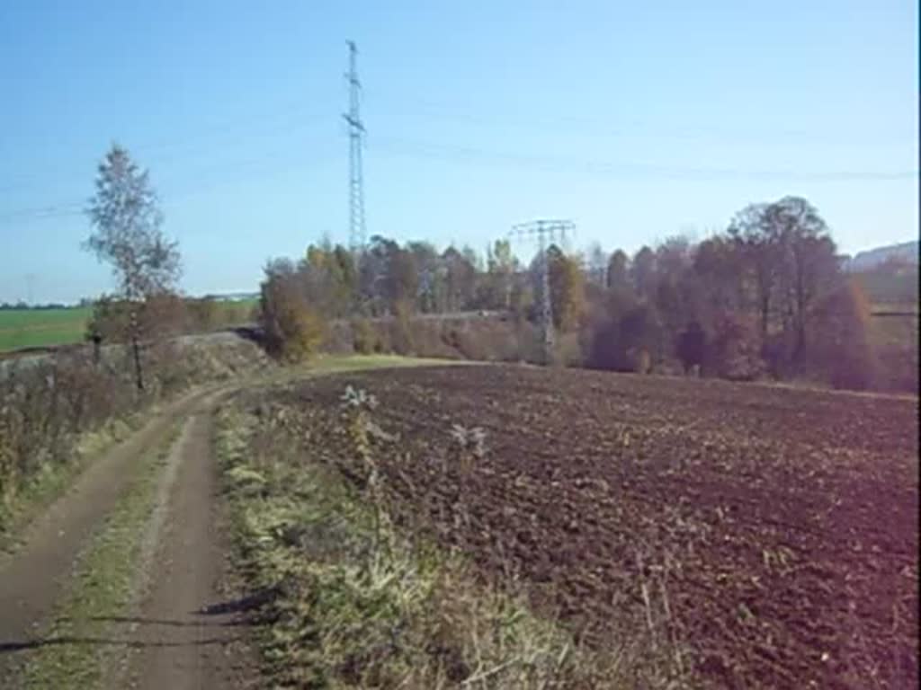 Der Sonderzug der Eisenbahn-Nostalgie Chemnitz-Erzgebirgeam 31.10.2009 kurz hinter Zwnitz.Gezogen wurde er von der 112 708 der RIS.