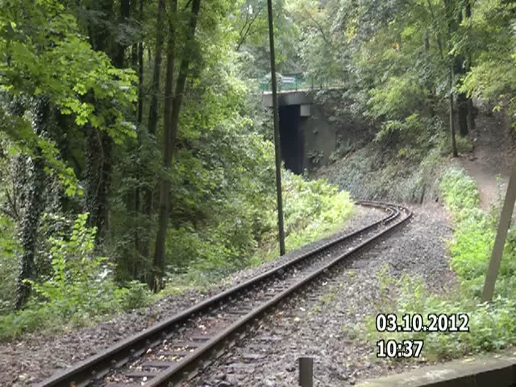 Der Sound  von 99 1775 - 8 erfllt am 03.10.2012 den Lnitzgrund gegen 10:35 Uhr als sie mit dem P 3004 gen Moritzburg eilt. 
