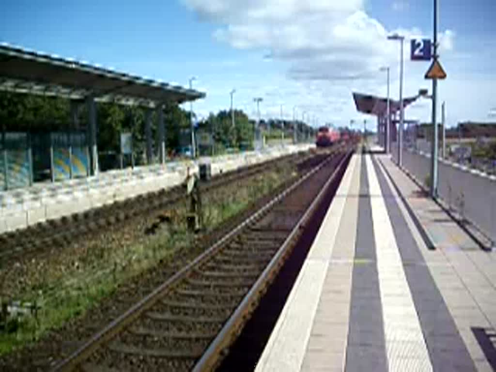 Der SyltShuttle fhrt gerade in den Bahnhof Keitum (Sylt) ein.
Dort wartet er auf den Gegenzug aus Westerland der ebenfalls ein SyltShuttle ist.

Sylt Sommer 2009
