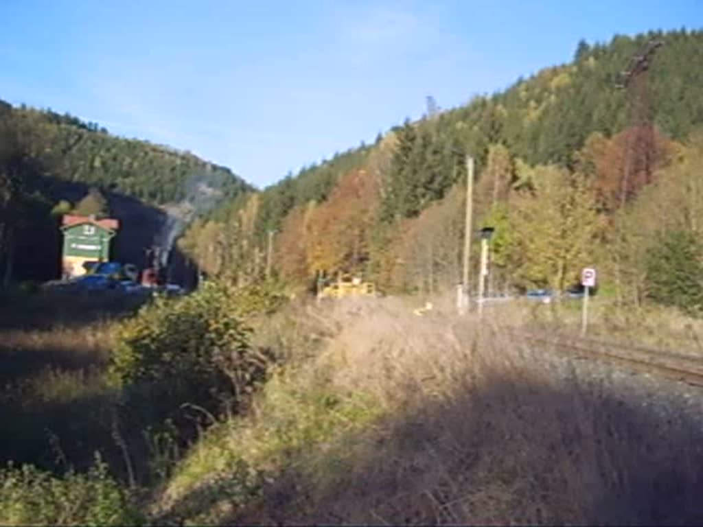 Der tgliche  Dampfer  nach Nordhausen.
Eine Traumhafte Ausfahrt aus Eisfelder Talmhle konnte ich mal wieder am 14.10.07 Richtung Ilfeld aufnehmen.
Schade das um die Region Nordhausen nur eine Dampflok eingesetzt wird, wo doch in der Stadt und dem Ballungsgebiet eine groe Poppulation herscht, nur leider reicht das nicht aus.