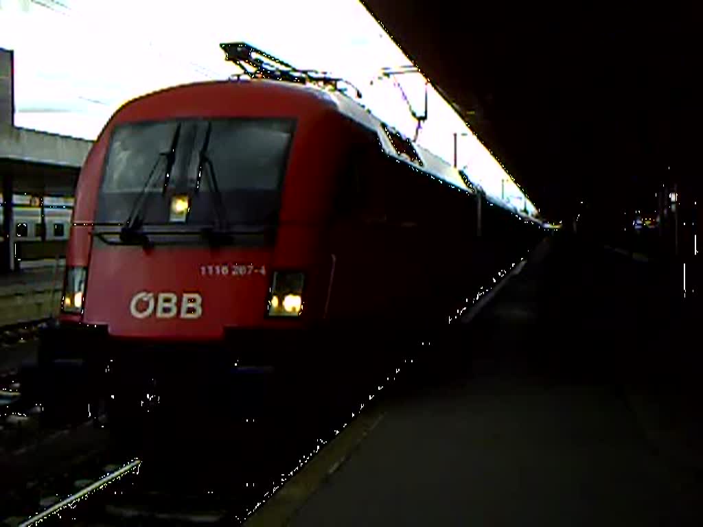 Der Taurus fhrt mit dem Intercity von Berchdesgarden HBF nach Hamburg Hbf in Hannover Hbf aus