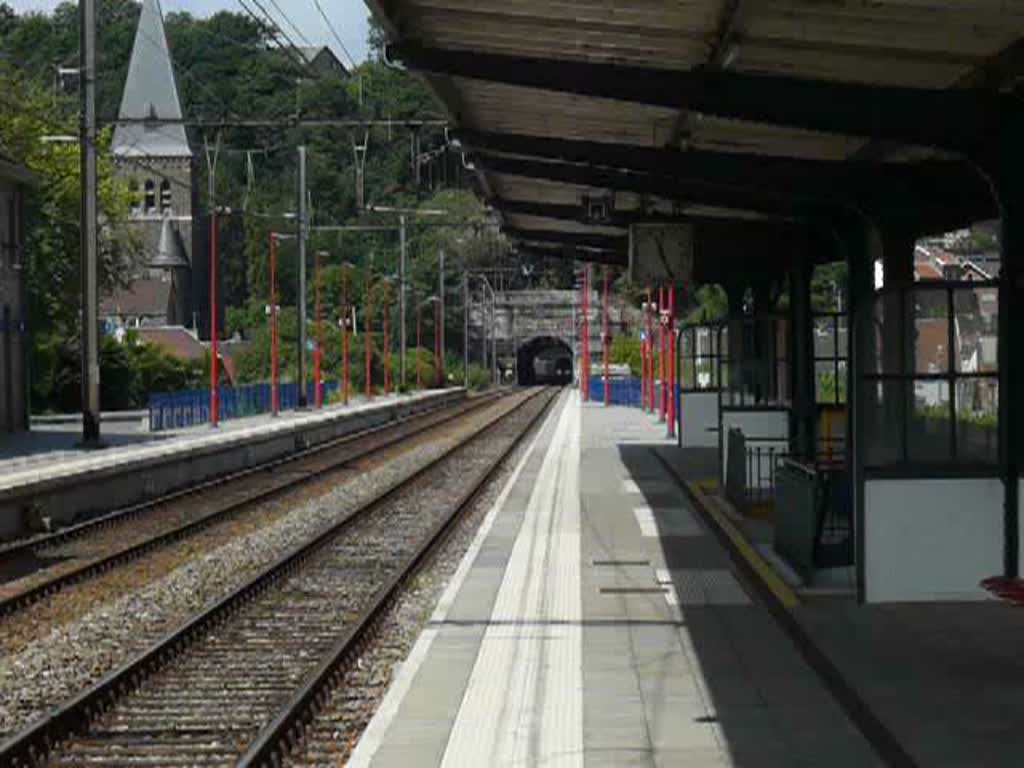 Der Thalys aus Richtung Aachen ist gerade aus meinem Blickfeld am Ende des Tunnels verschwunden,(ID 4646), als Thalys 4321 aus Richtung Lttich im Tunnel auftaucht.Pepinster 12.07.08.