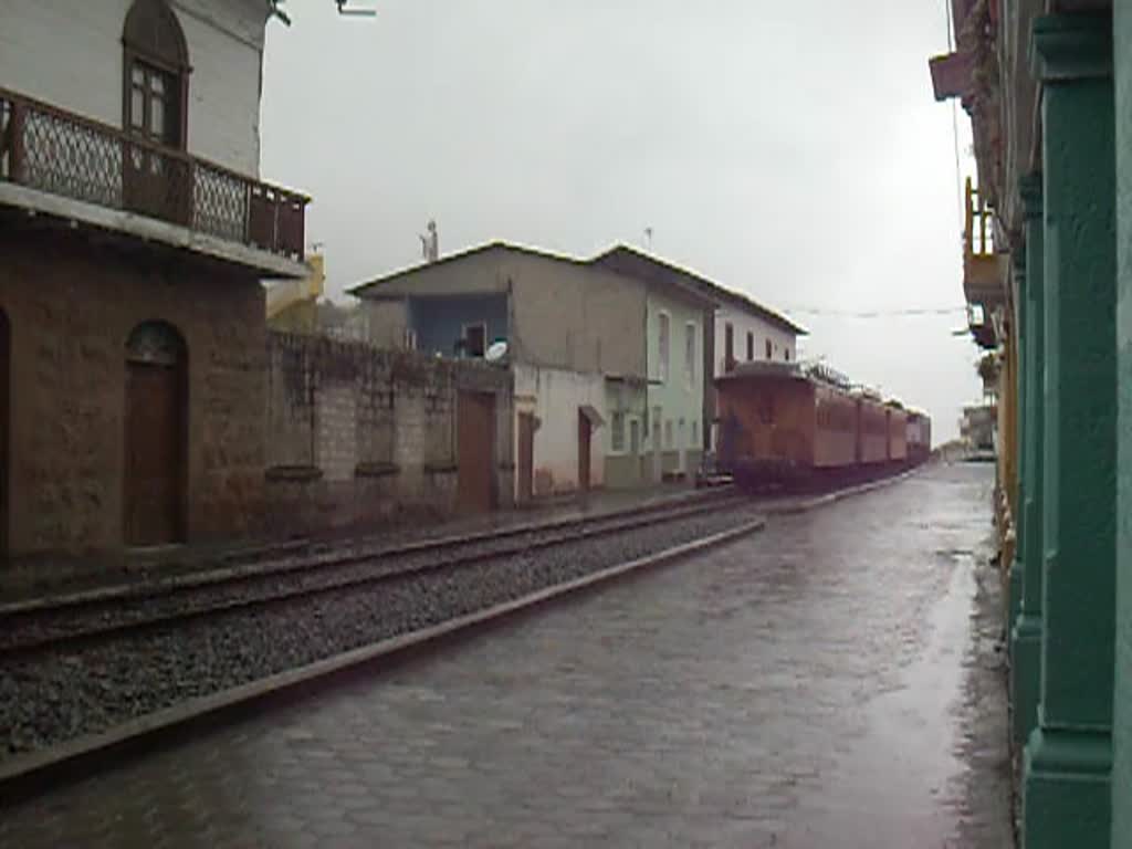 Der Touristenzug der Ecuadorianischen Eisenbahn, der dreimal tglich die Fahrt zur berhmten Teufelsnase vornimmt, wird am 13.02.2011 rckwrts in den Bahnhof Alaus eingeschoben. Dieser Zug besteht aus drei Holzpersonenwagen, einem Flachgterwagen und einer Bo´Bo´Bo´ Alsthom Diesellokomotive.