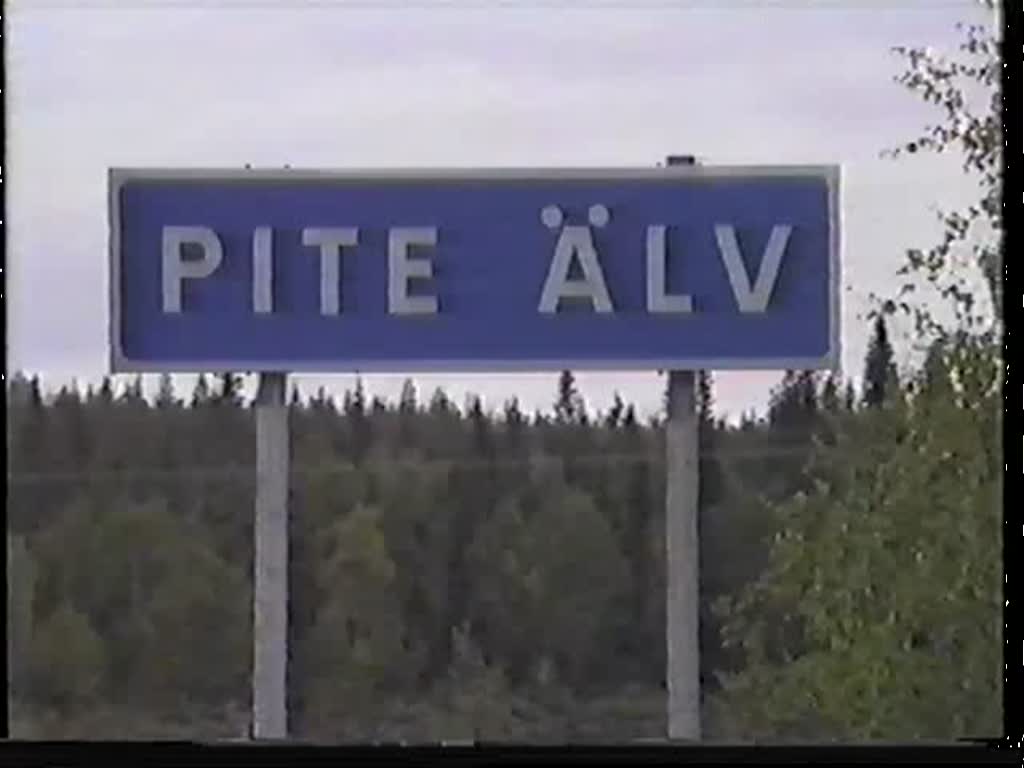 Der Triebwagenzug, gebildet aus Y6 - Y8, berquert den Pite lv auf der Eisenbahn- und Straenbrcke Pitelvenbron am 2. September 1992.