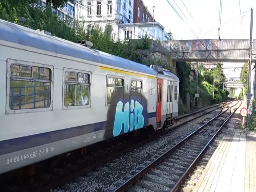 Der Triebzug 662 der SNCB aus Aachen Hbf verlässt die Haltestelle Verviers-Palais in Richtung Spa-Géronstère. Video vom 26. August 2023.