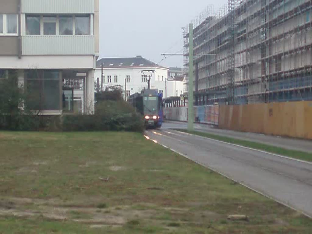 Der Tw 138 bei der Fahrt ber die Stadtpromenade am 29.02.08 .