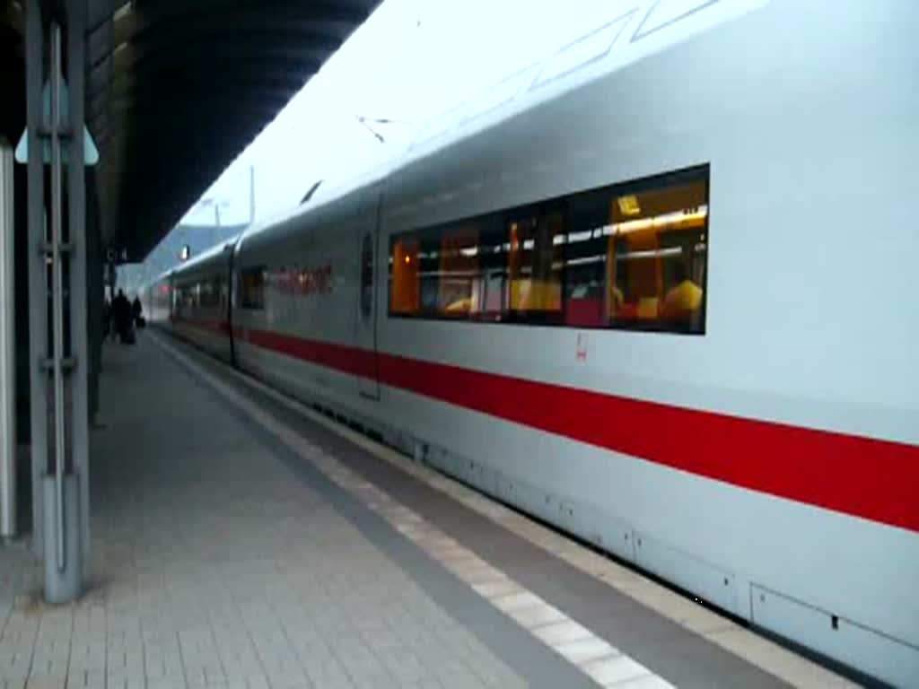Der unheimlich saubere ICE 1 verlsst als ICE 1104 am 20.03.2009 den Bahnhof Saalfeld (Saale). Man hrt das Motorengerusch des hinteren Triebkopfes bis zum Schluss!