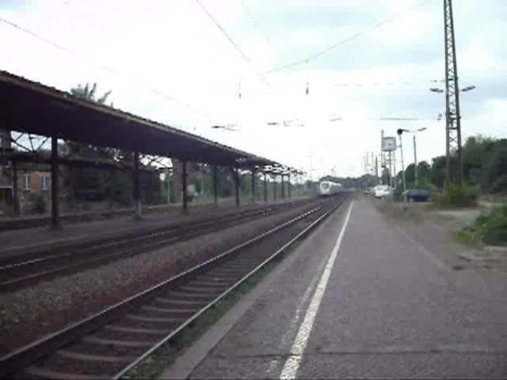 Der verptete ICE 1549 nach Dresden durchfuhr am 28.7.10 Leipzig-Leutzsch in Richtung Hauptbahnhof.