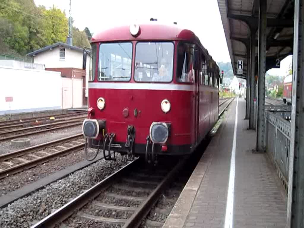 Der VT 98 der Kasbachtalbahn fhrt am 24.10.09 vom 
Bahnhof Linz am Rhein ab.