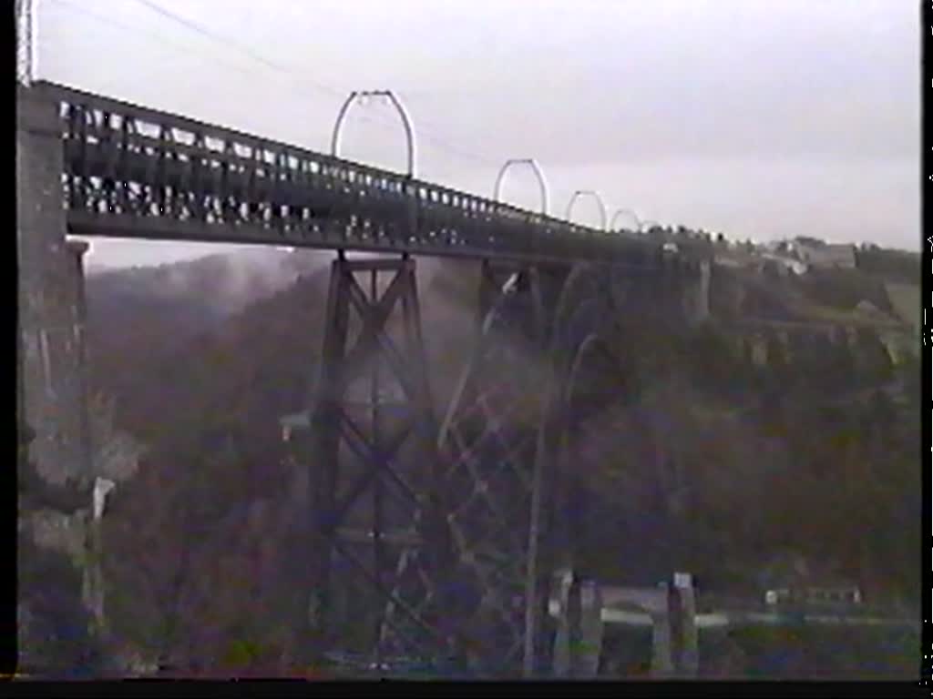 Der X4208 der SNCF fhrt am 28. Januar 1990 ber den Garabit-Viadukt.