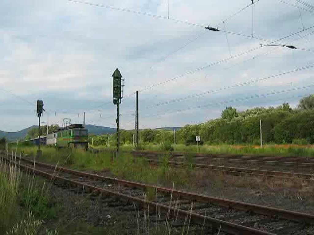 Der Zug mit den drei Holzrollern kam bislang jeden Donnerstag um die gleich Zeit, zweimal ist er so vorbeigefahren, einmal mit +180, und diesmal wollte er sich frher als erwartet vorbeischleichen, aber diesmal haben wir ihn gekriegt, beim Signalhalt in Eschwege West am 09.07.2009. Eim Einsatz WAB Lok 61 und 50 und 54 als Schub.