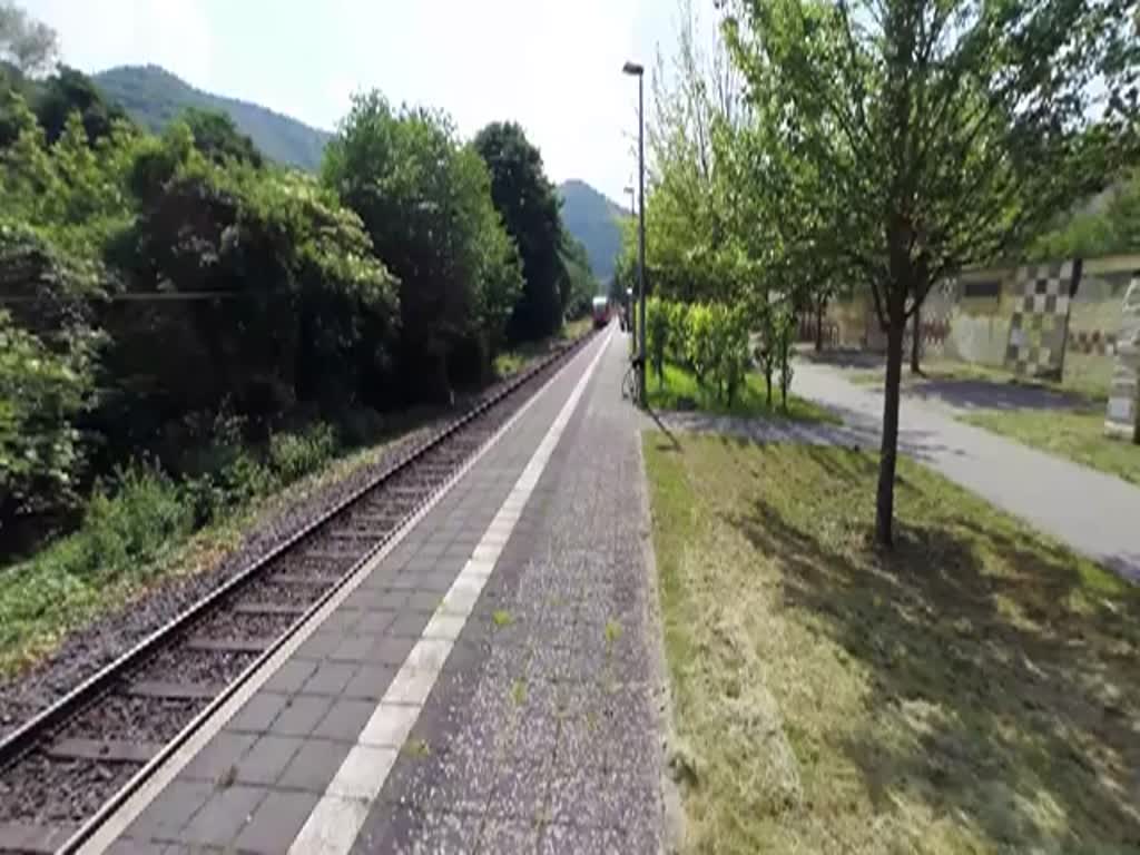 Deutschland, Rheinland-Pfalz, Ahrbahn, KBS 177, zwischen Remagen und Ahrbrück. Zwei Dieseltriebwagen der Talent 643 539 und der 643 033 fahren in den Bahnhof Mayschoss ein und setzen ihre Fahrt in Richtung Remagen fort. 02.06.2014