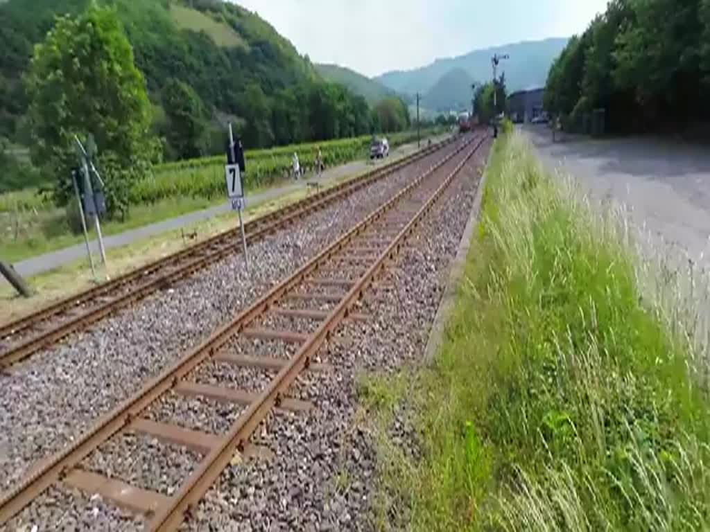 Deutschland, Rheinland-Pfalz, Ahrbahn, KBS 177, zwischen Remagen und Ahrbrück. Zwei Talent Dieseltriebwagen 644 039 und 643 043 fahren in den Bahnhof Dernau ein und setzen ihre Fahrt in Richtung Remagen fort. 02.06.2014