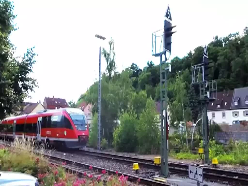 Deutschland, Rheinland-Pfalz, Lauterecken-Grumbach, KBS 673. Der Dieseltriebwagen 643 523  Matzenbach  fährt in den Bahnhof Lauterecken-Grumbach ein. Wenige Minuten später verlässt der Dieseltriebwagen 643 029  Kreinbach-Kaulbach  den Bahnhof Lauterecken-Grumbach in Richtung Kaiserslautern.03.07.2014