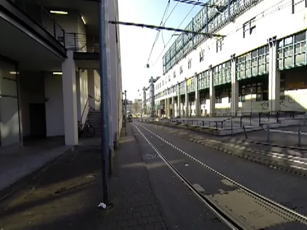 Deutschland, Saarbrücken, ein Triebwagen der Saarbahn beim Saarbrücker Hauptbahnhof. 08.03.2014