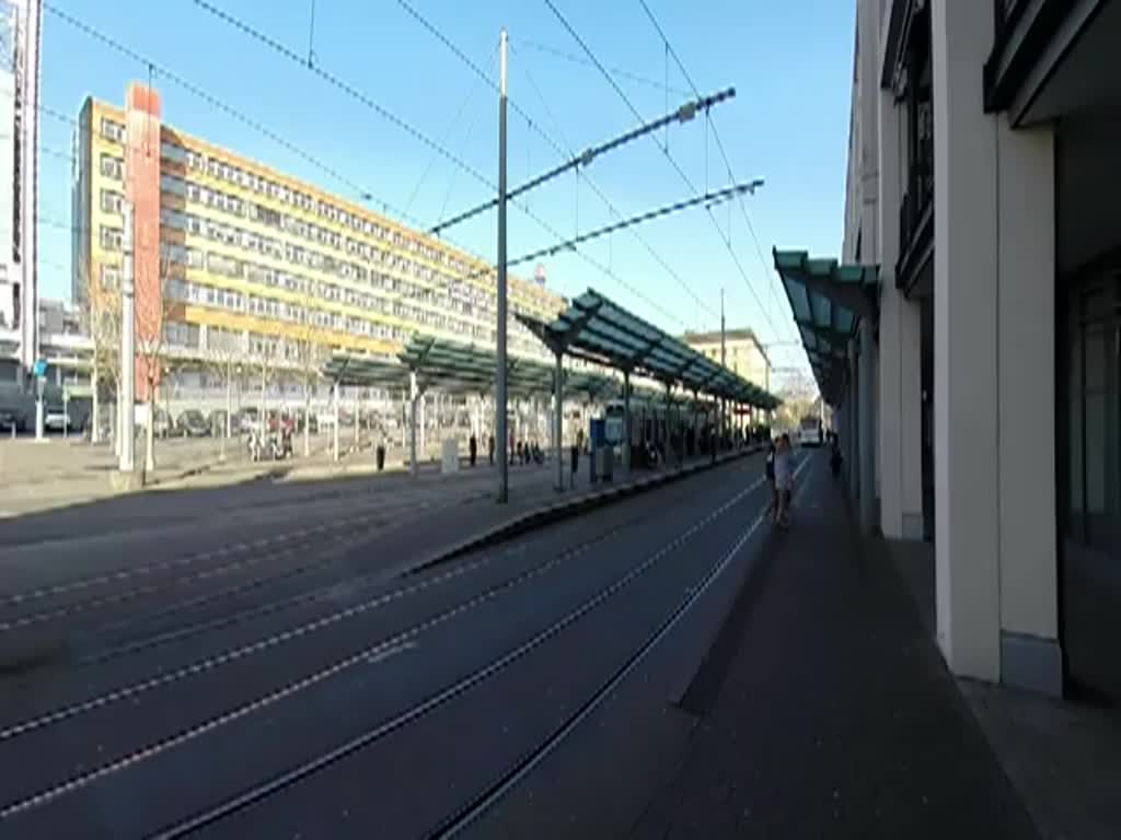 Deutschland, Saarbrücken, ein Triebwagen der Saarbahn beim Saarbrücker Hauptbahnhof. 08.03.2014