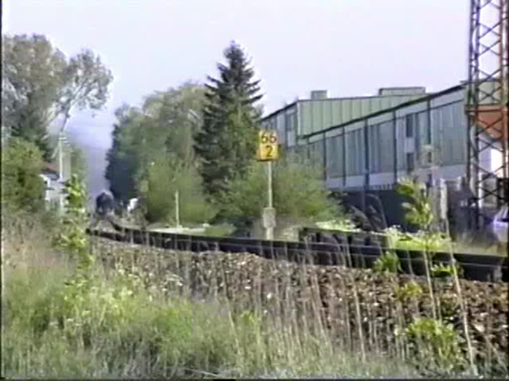 Die 01 1066 der Ulmer Eisenbahnfreunde fhrt im Juli 1991 mit Volldampf durch Bellenberg.