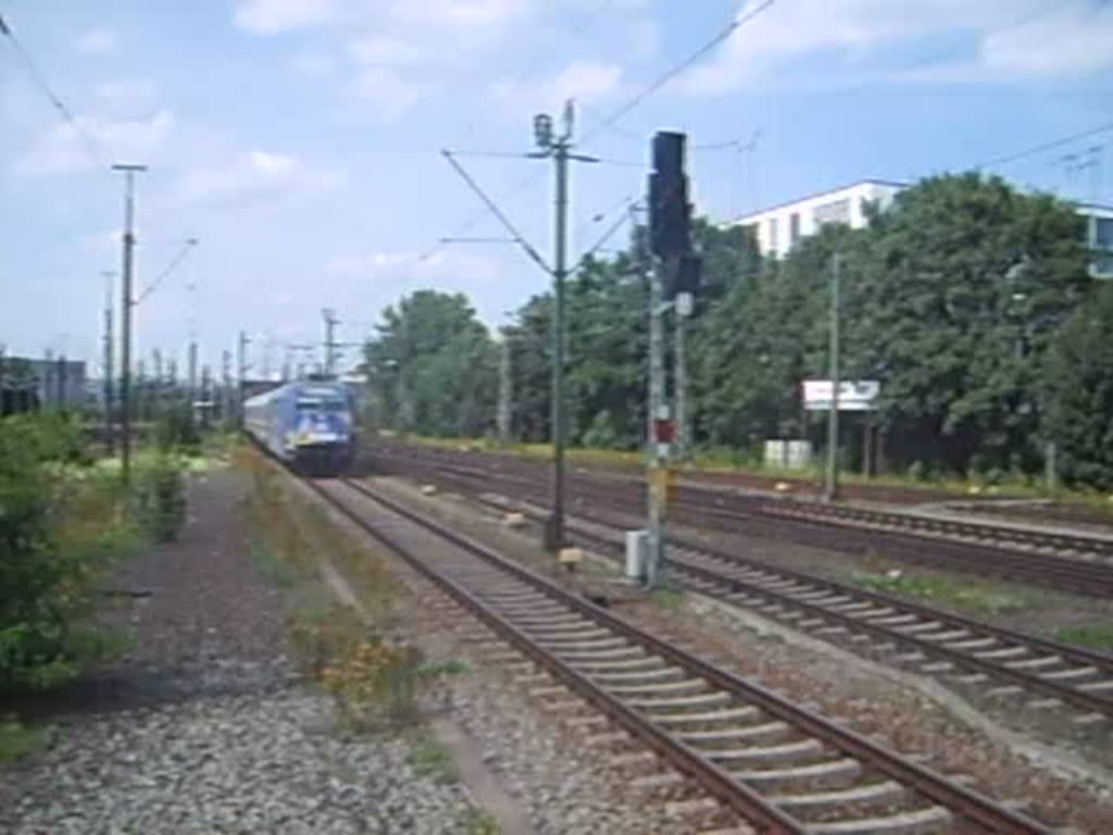 Die 101 101-4 fhrt am 21.7.07 in den Hbf von Hannover ein. Danach verlsst die 112 132-6 mit ihrem RE aus Wolfsburg den Hbf