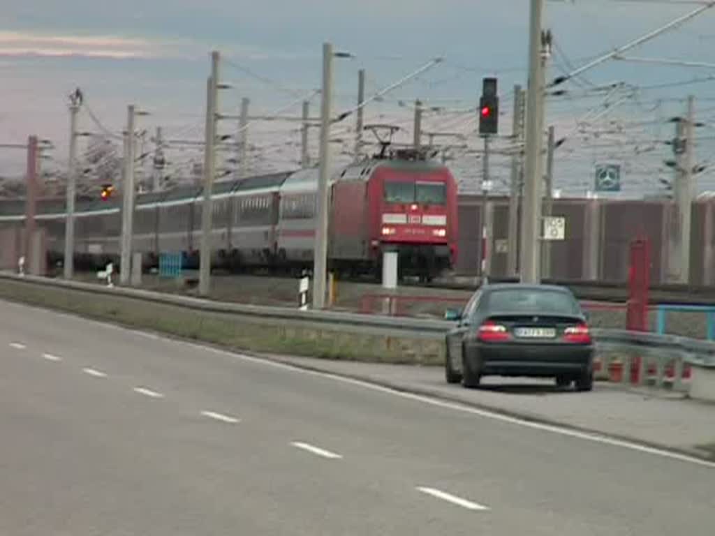 Die 101-812-3 mit dem EC 101 nach Chur. 15 Minuten versptete Ankunft in Baden-Baden. Diesmal sogar mit einem Wagen der DB vorne mit dabei. Gefilmt am 27. Januar 2008 um 14:20 Uhr. (0:48 Minuten)