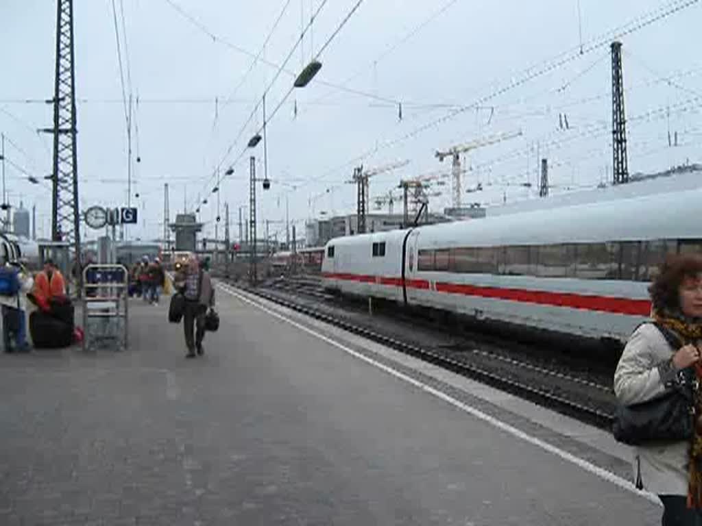 Die 103 245-7 bei ihrer Ankunft mit dem IC 73943 aus Nrnberg im HBF Mnchen. Nachdem die Wagen aus dem Gleis gezogen worden sind, macht sie sich auch schon direkt wieder auf den Weg zur nchsten Aufgabe. 20.12.2008