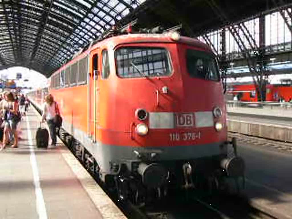 Die 110 376-1 mit einem RE9 Verstrker ab Kln HBF nach Siegen bei der Ausfahrt am 07.08.2008