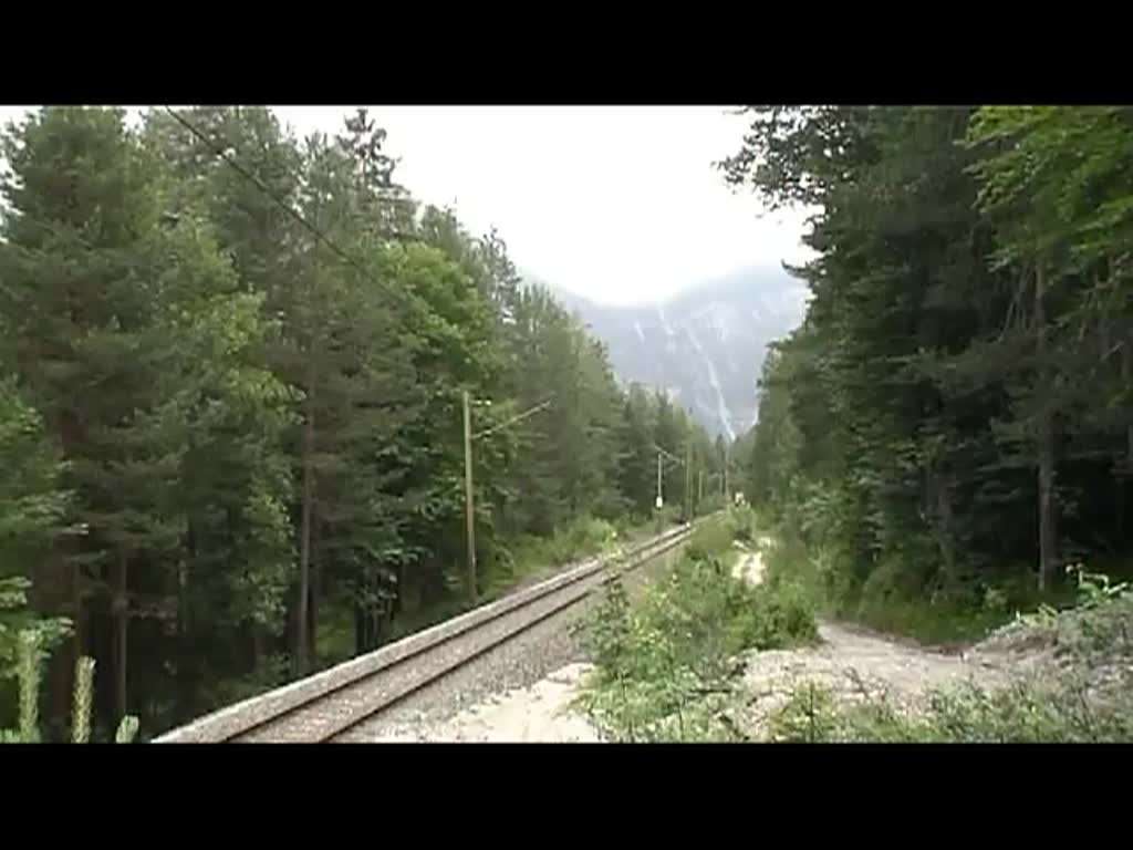 Die 111 041 ist am 24.6.2011 zwischen Scharnitz und Seefeld nach Innsbruck unterwegs.