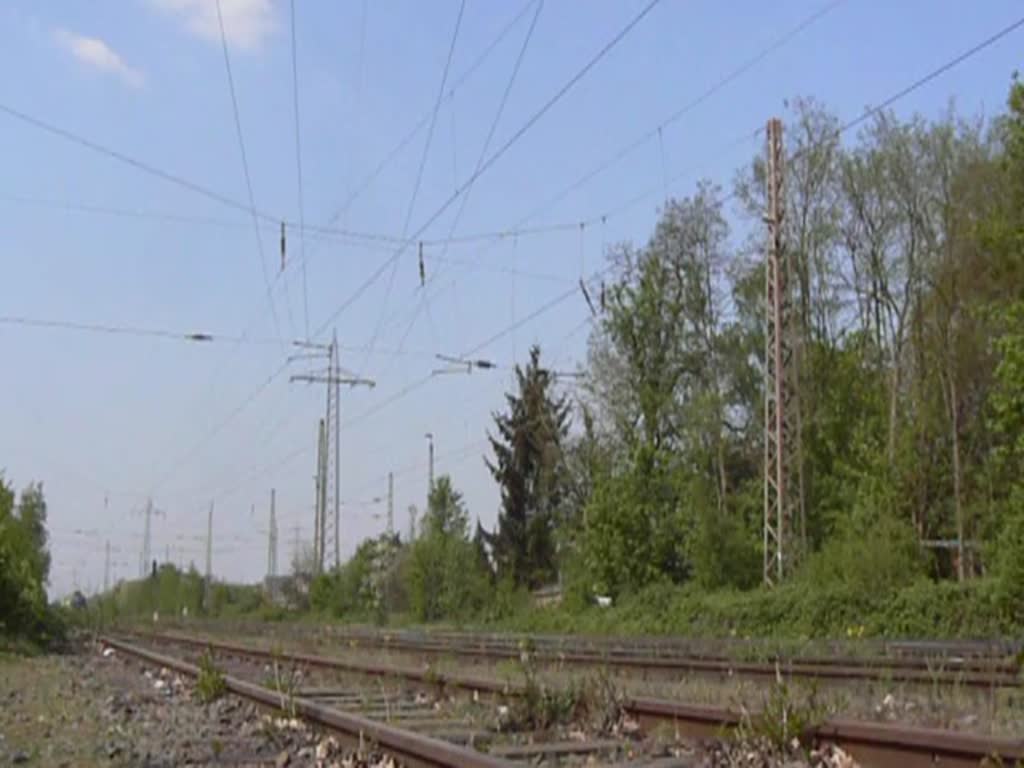 Die 1142 562-9 der SVG zieht einen langen Gz durch Ratingen Lintorf am 20.04.2011