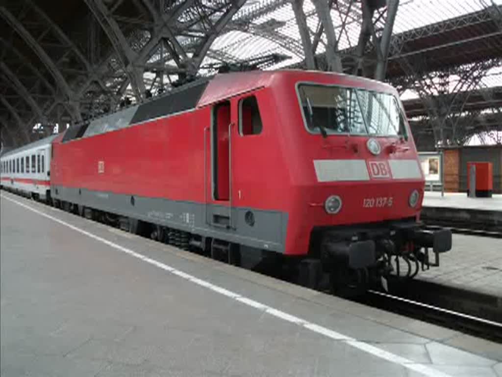 Die 120 137-5 zog am 13.7.10 den PbZ 1966 aus dem Leipziger Hbf. Eingereiht war: ein Doppelstocksteuerwagen der Bauart  DBpbzfa , ein IC Wagen der Bauart Avmz und 120 102-9 am Zugschluss.