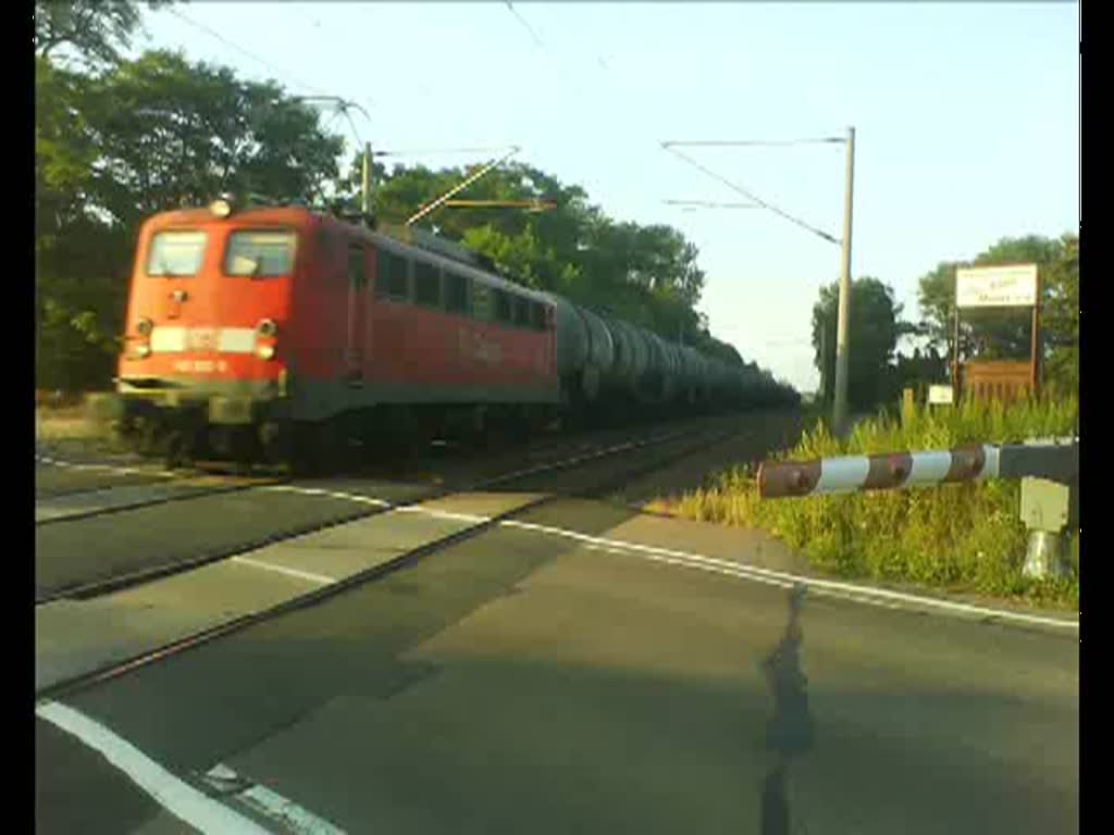 Die 140 012-6 zog am 20.7.10 einen Kesselwagenzug in Richtung Grokorbetha.