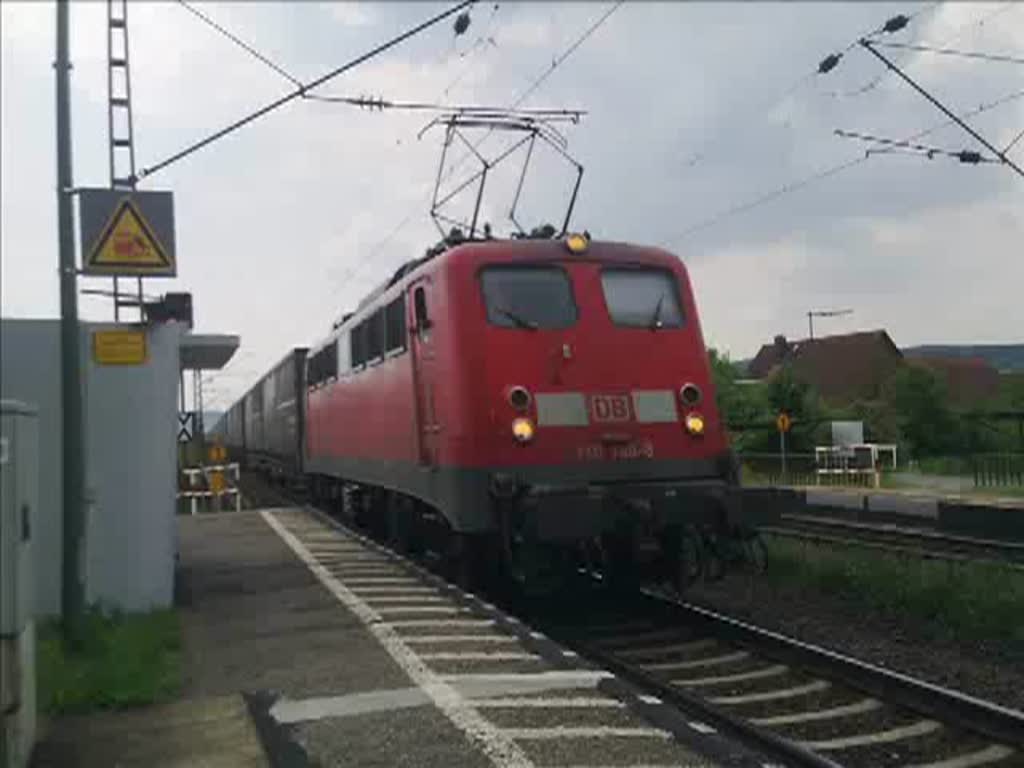 Die 140 799-8 passierte mit dem OMFESA-Containerzug den Bahnhof Himmmelstadt in Richtung Gemnden.