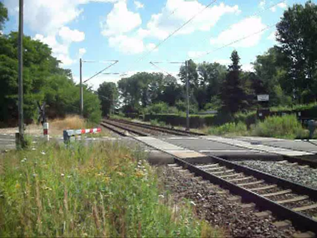 Die 143 829-0 schob am 19.7.10 die RB 26717 nach Weienfels am Bahnbergang in Miltitz vorbei.