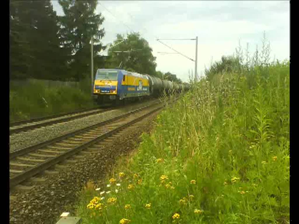 Die 146 522 von INTERCONNEX zog am 15.7.10 einen Kesselwagenzug in Richtung Leipzig-Leutzsch.Bahnbergang in Leipzig-Miltitz
