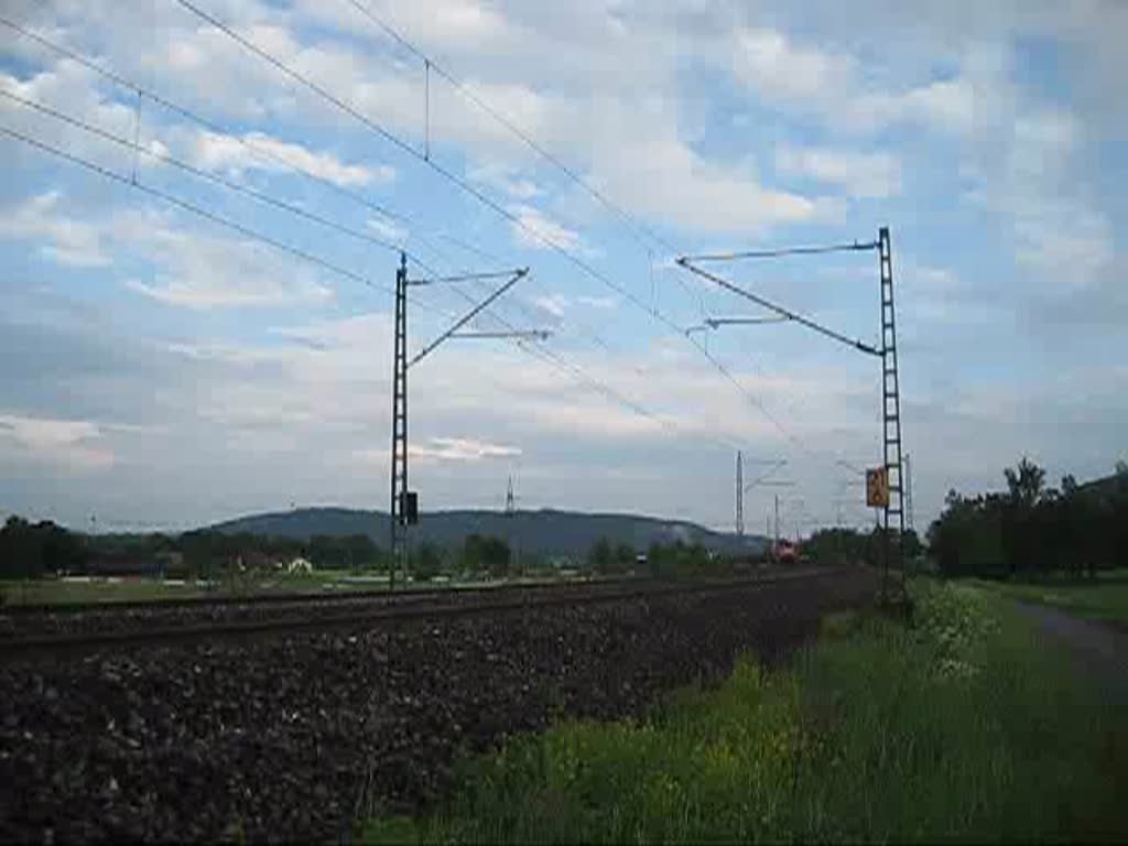 Die 152 035-2 zog am 28.5.10 einen gemischten Gterzug in richtung Saalfeld. Zwei Minuten spter kam...