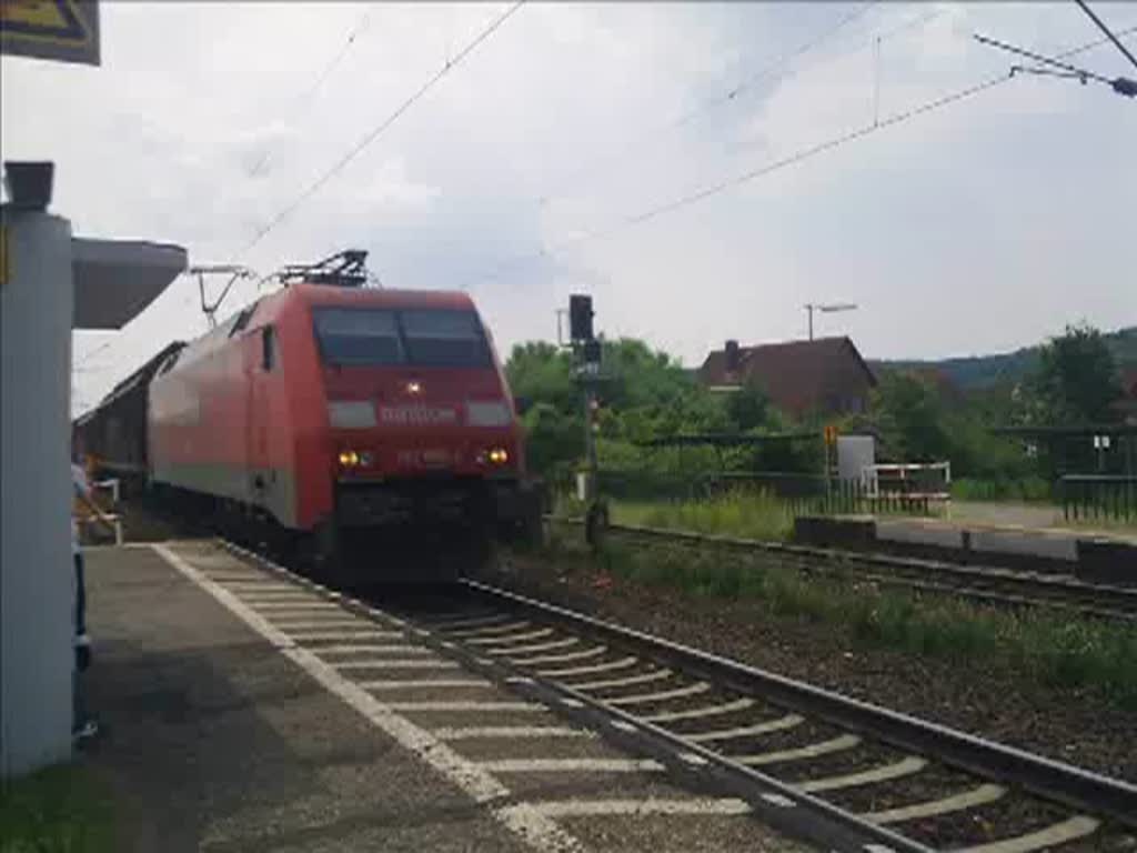 Die 152 050-1 durchfuhr am 25.6.10 mit einem gemischtem Gterzug den Bahnhof Himmelstadt in Richtung Gemnden.