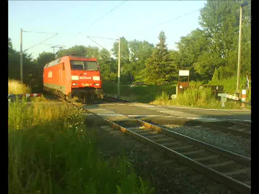 Die 152 084 zog am 21.7.10 einen Gterzug bestehend aus Flachwagen mit Stahlrollen, zwei Druckgaskesselwagen, 2 Schiebewandwagen und einem Flachwagen mit einem (LKW) der Bundeswehr.