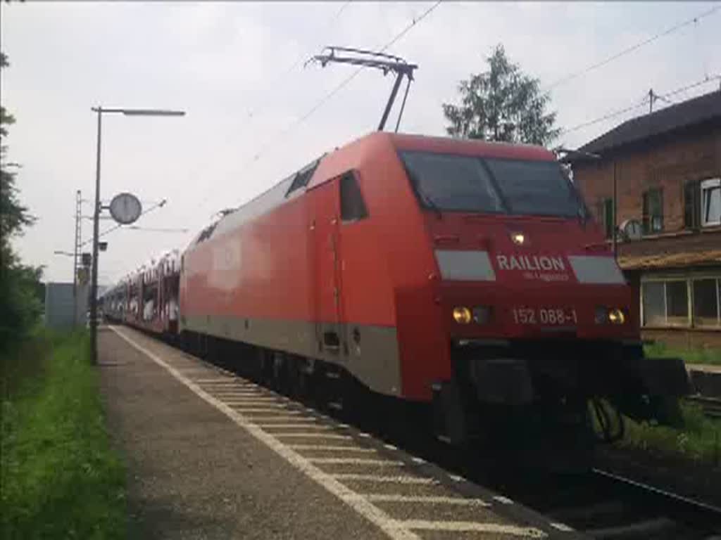 Die 152 088-1 durchfuhr am 25.6.10 mit einem AUDI-Autozug den Bahnhof Himmelstadt in Richtung Gemnden.